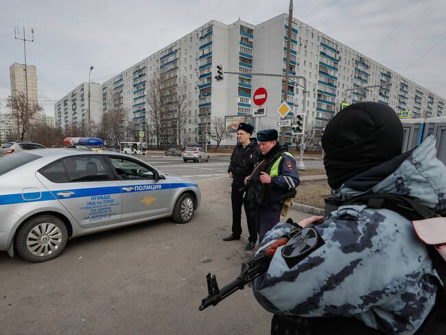 Moscow (Russian Federation), 26/03/2024.- Police officers patrol a street following a terrorist attack at the Crocus City Hall concert venue, as mourners gather at victims' memorial, four days after a terrorist attack in Krasnogorsk, outside Moscow, Russia, 26 March 2024. At least 137 people were killed and more than 100 hospitalized after a group of gunmen attacked the concert hall in the Moscow region on 22 March evening, Russian officials said. Eleven suspects, including all four gunmen directly involved in the terrorist attack, have been detained, according to Russian authorities. (Terrorista, Atentado terrorista, Rusia, Moscú) EFE/EPA/YURI KOCHETKOV
