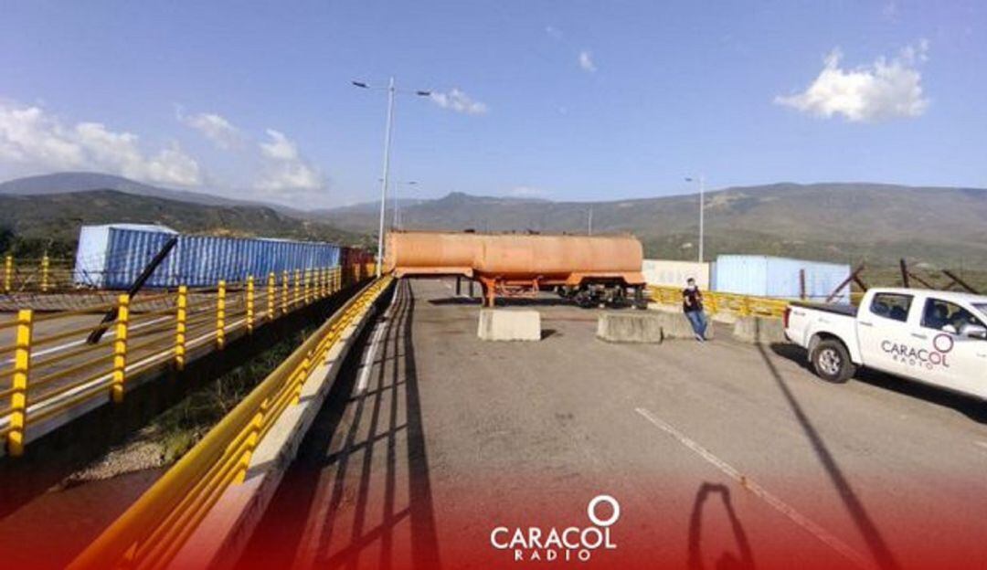 Venezuela construirá monumento con contenedores instalados en los puentes