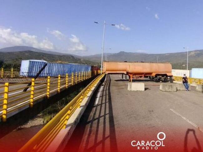 Venezuela construirá monumento con contenedores instalados en los puentes