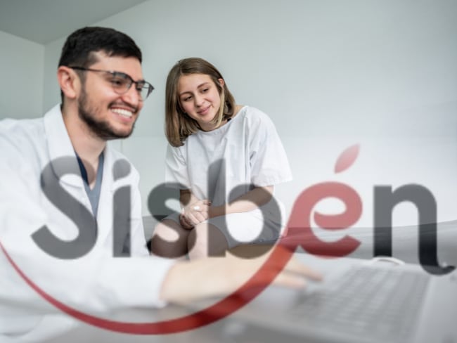 Sistema de salud, imagen de referencia (Getty Images); Logo Sisbén, tomado de redes sociales oficiales.