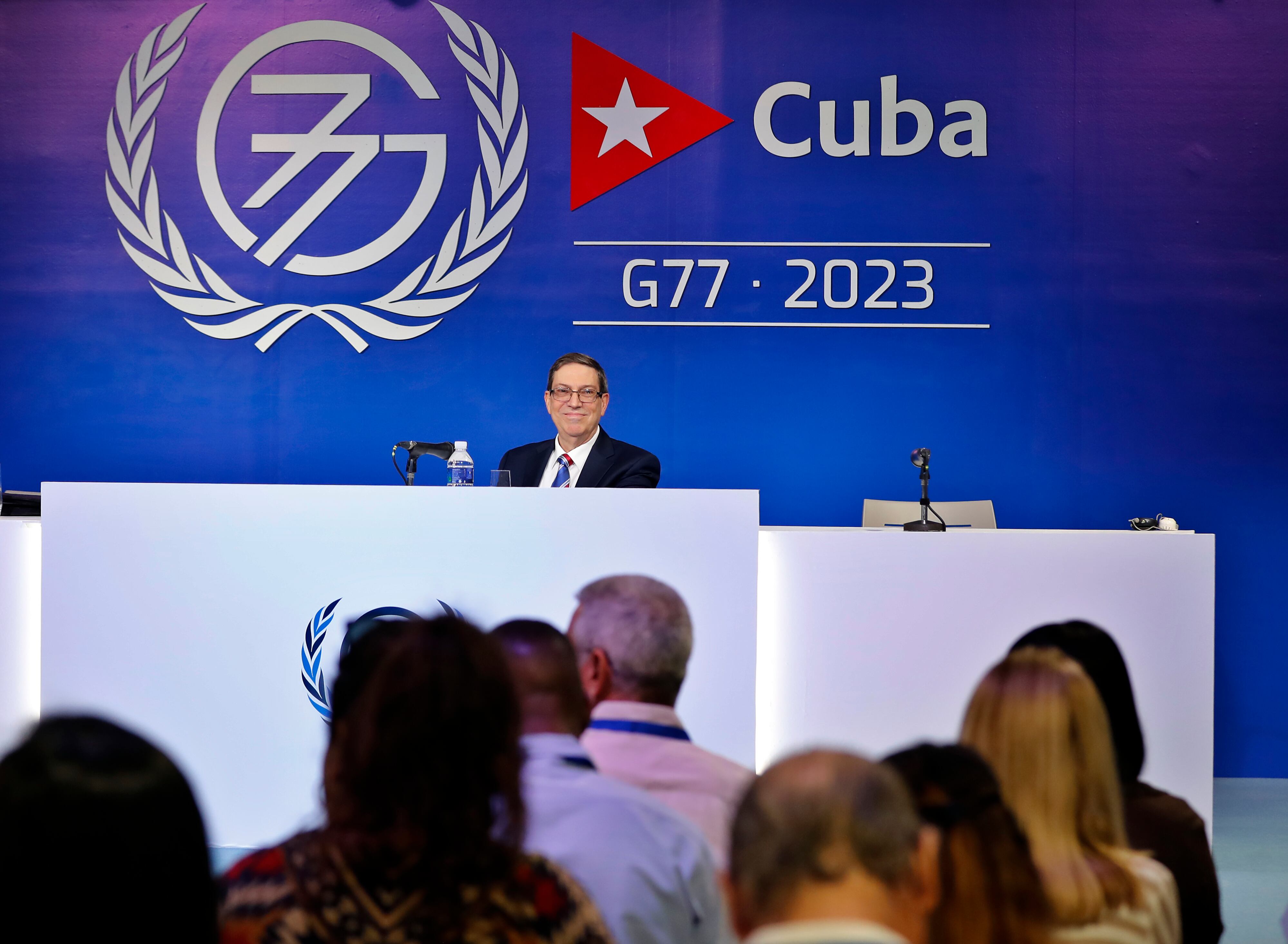 AME9243. LA HABANA (CUBA), 13/09/2023.- El canciller cubano Bruno Rodríguez sonríe hoy durante una rueda de prensa previa a la Cumbre del G77+China, en La Habana (Cuba). Cuba se prepara para realizar en su territorio la Cumbre del Grupo de los 77 y China (G77+China), que se celebrará entre el 15 y 16 de septiembre en La Habana. EFE/Ernesto Mastrascusa