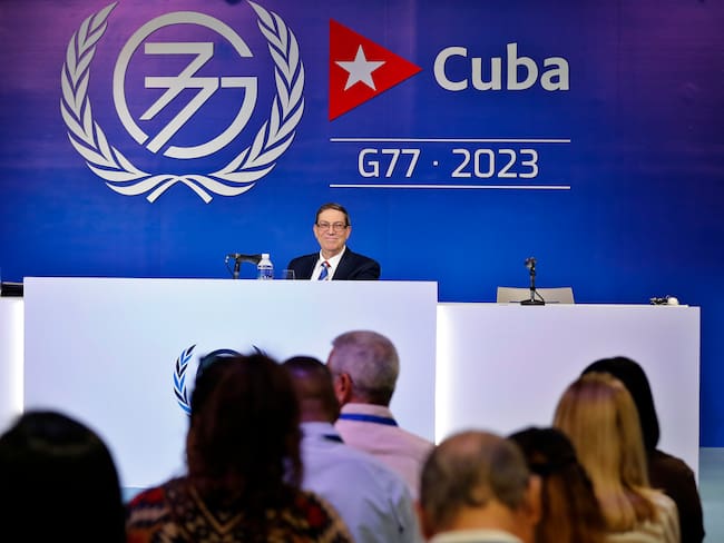 AME9243. LA HABANA (CUBA), 13/09/2023.- El canciller cubano Bruno Rodríguez sonríe hoy durante una rueda de prensa previa a la Cumbre del G77+China, en La Habana (Cuba). Cuba se prepara para realizar en su territorio la Cumbre del Grupo de los 77 y China (G77+China), que se celebrará entre el 15 y 16 de septiembre en La Habana. EFE/Ernesto Mastrascusa