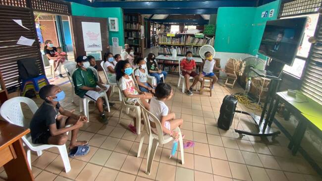 Los menores entre 7 y 11 años reciben programas de Danza, Artes Plásticas, Música, Diseño Gráfico, Producción Audiovisual y Teatro