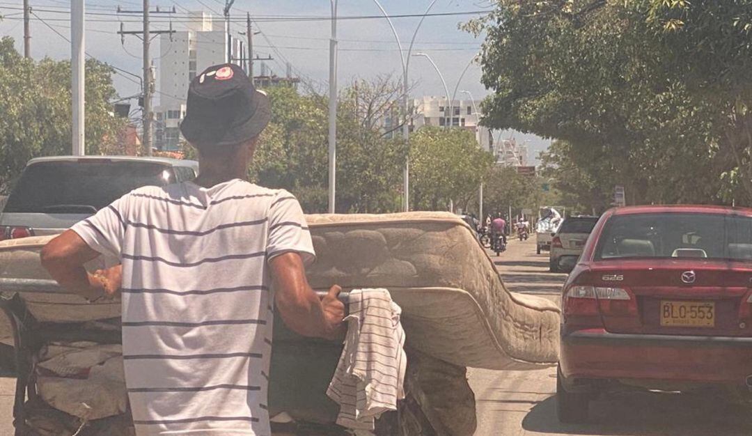 Recicladores movilizan los colchones en carretillas