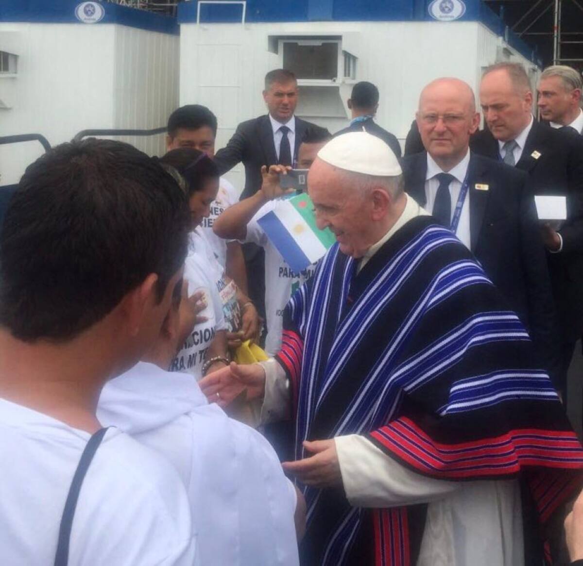 El sumo pontífice ha aceptado con gratitud los regalos y ha hecho uso de ellos en su visita.
