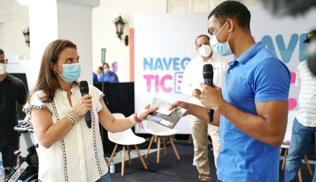 Los estudiantes y las mujeres emprendedoras van a contar con internet y telefonía gratis por 18 meses como una oportunidad.