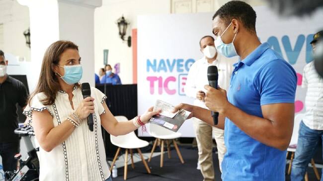 Los estudiantes y las mujeres emprendedoras van a contar con internet y telefonía gratis por 18 meses como una oportunidad.