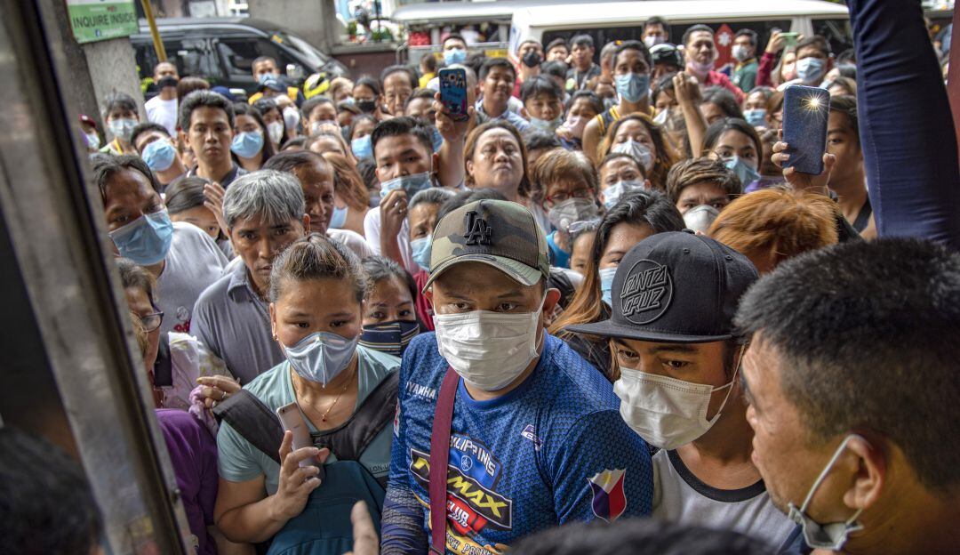A pesar de las constantes advertencias, en varias regiones de Filipinas se mantienen las aglomeraciones con personas que no usan tapabocas.