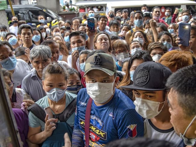 A pesar de las constantes advertencias, en varias regiones de Filipinas se mantienen las aglomeraciones con personas que no usan tapabocas.
