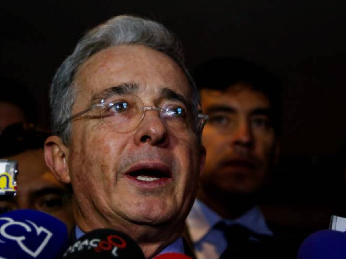 Uribe dice que las Farc “están en recocha” en la X Conferencia guerrillera