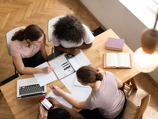 Sepa cuál es mejor: una especialización o maestría. Foto: Freepik.