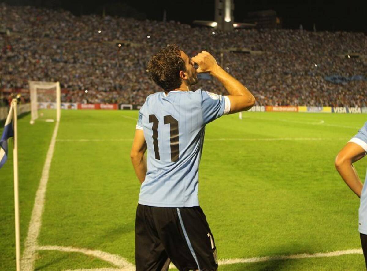 Con goles de Edison Cavani y Cristian Stuani la selección 'charrúa' venció 2-0 a Colombia y llegó a 22 puntos, peleando la cuarta casilla con Ecuador, que tiene la misma puntuación.