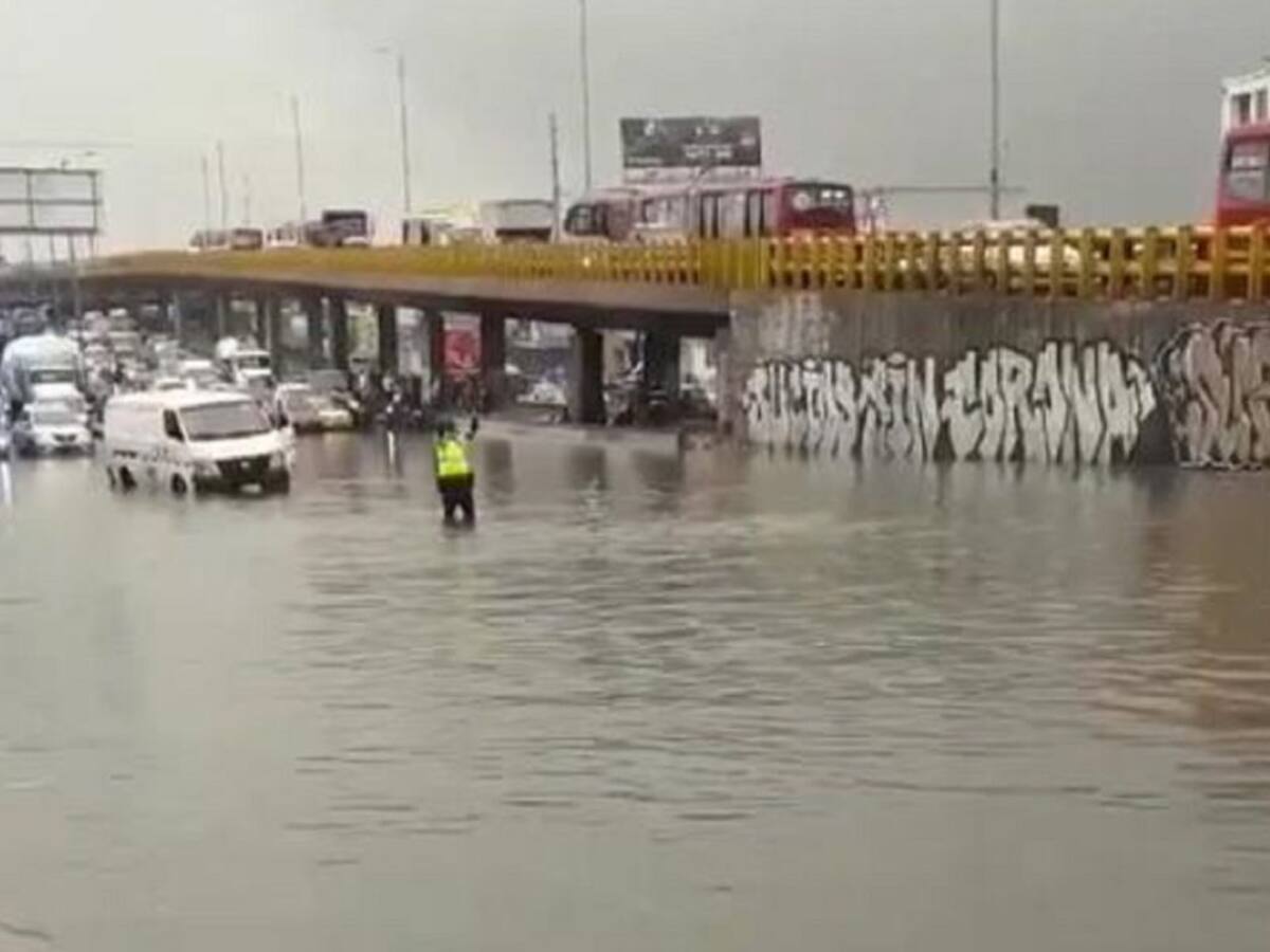 Video: carros quedaron bajo el agua en Bogotá por fuertes lluvias