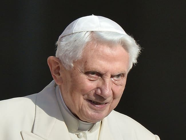 Papa emérito Benedicto XVI está gravemente enfermo, dice su biógrafo