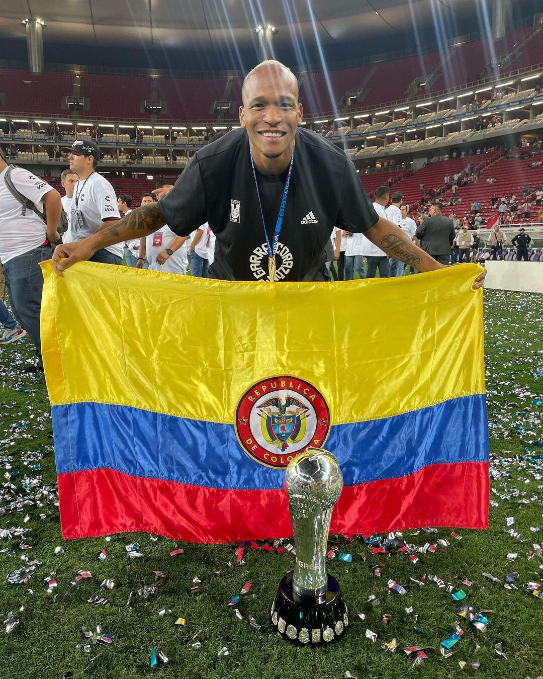 Luis Quiñones luce la bandera de Colombia junto al trofeo del fútbol mexicano / Instagram: Luis Quiñones.
