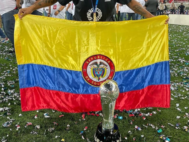 Luis Quiñones luce la bandera de Colombia junto al trofeo del fútbol mexicano / Instagram: Luis Quiñones.