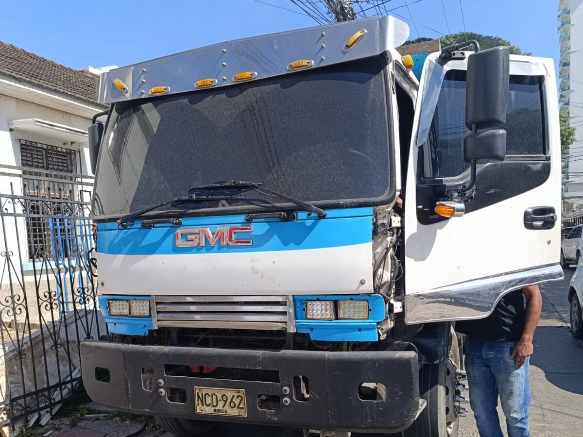 DATT sanciona volqueta mal parqueada y sin permisos de circulación en el barrio Manga