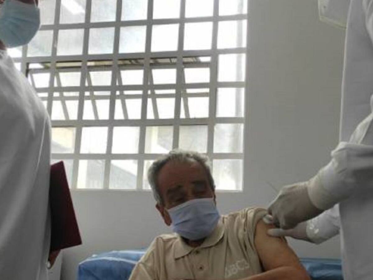 Hoy inicia vacunación a adultos mayores en Bucaramanga
