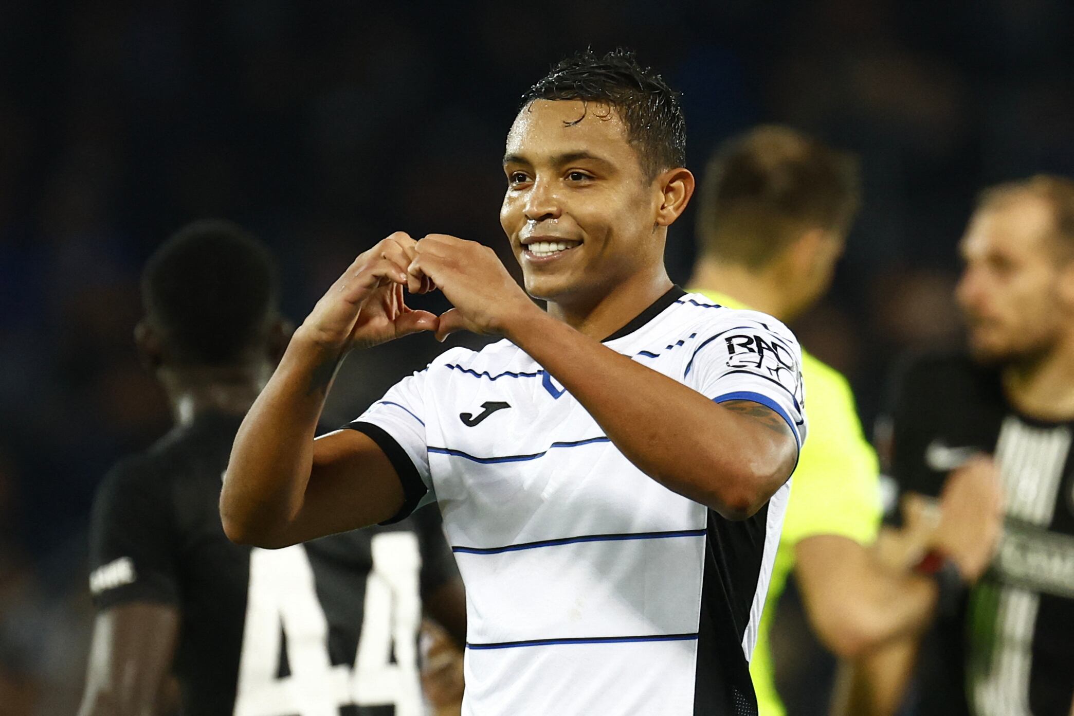 Luis Fernando Muriel festeja uno de sus dos goles con el Atalanta en Liga de Europa. (Photo by ERWIN SCHERIAU/APA/AFP via Getty Images)