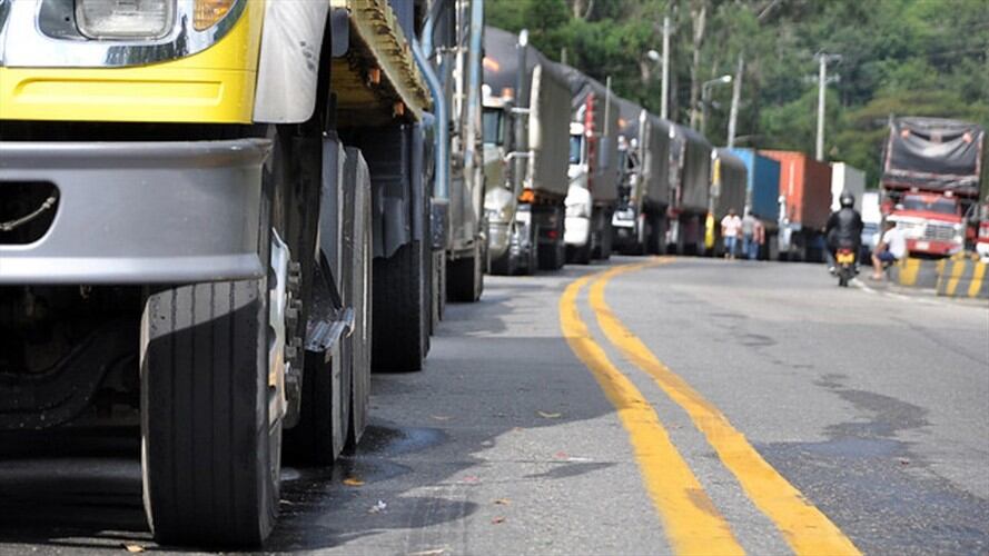 En 25 ciudades de Colombia se concentrarán los transportadores que realizarán una caravana en protesta a la medida del alza en el galón del ACPM / Foto: Colprensa.