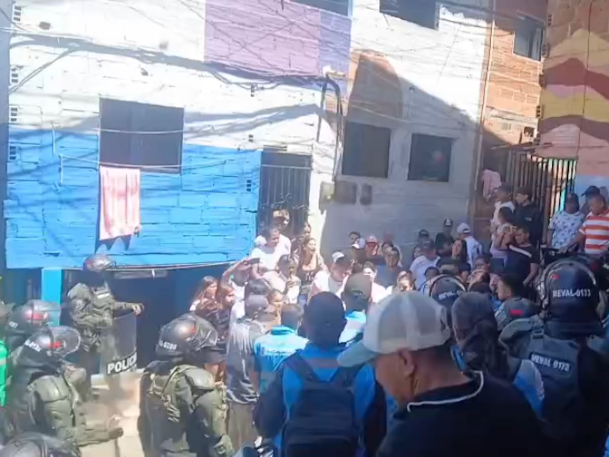 La alcaldía inició el desalojo de 73 viviendas en Manrique; 14 casas ya han sido demolidas