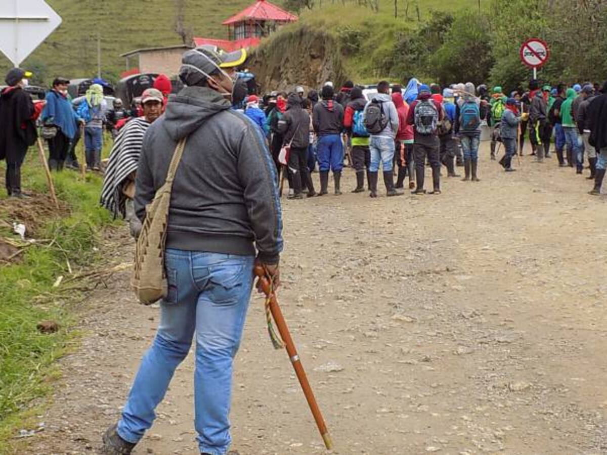 Cerca de 50 policías siguen rodeados por indígenas en finca del Cauca