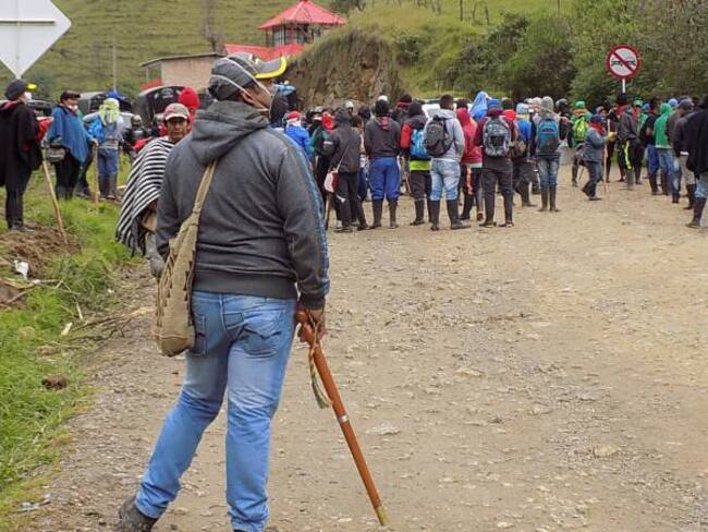 Cerca de 50 policías siguen rodeados por indígenas en finca del Cauca