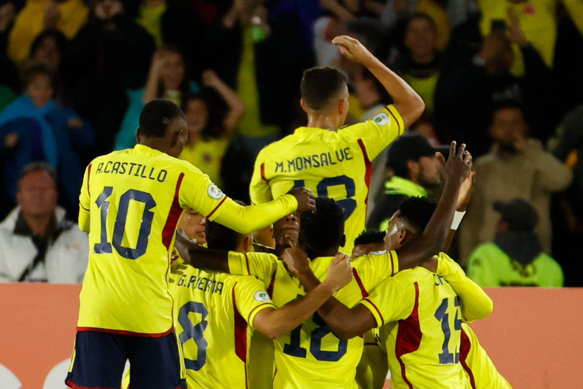AMDEP1266. BOGOTÁ (COLOMBIA), 06/02/2023.- Jugadores de Colombia celebran un gol en propia puerta Luis Córdova de Ecuador hoy, en un partido de la fase final del Campeonato Sudamericano Sub'20 entre las selecciones de Colombia y Ecuador en el estadio El Campín en Bogotá (Colombia). EFE/ Mauricio Dueñas Castañeda