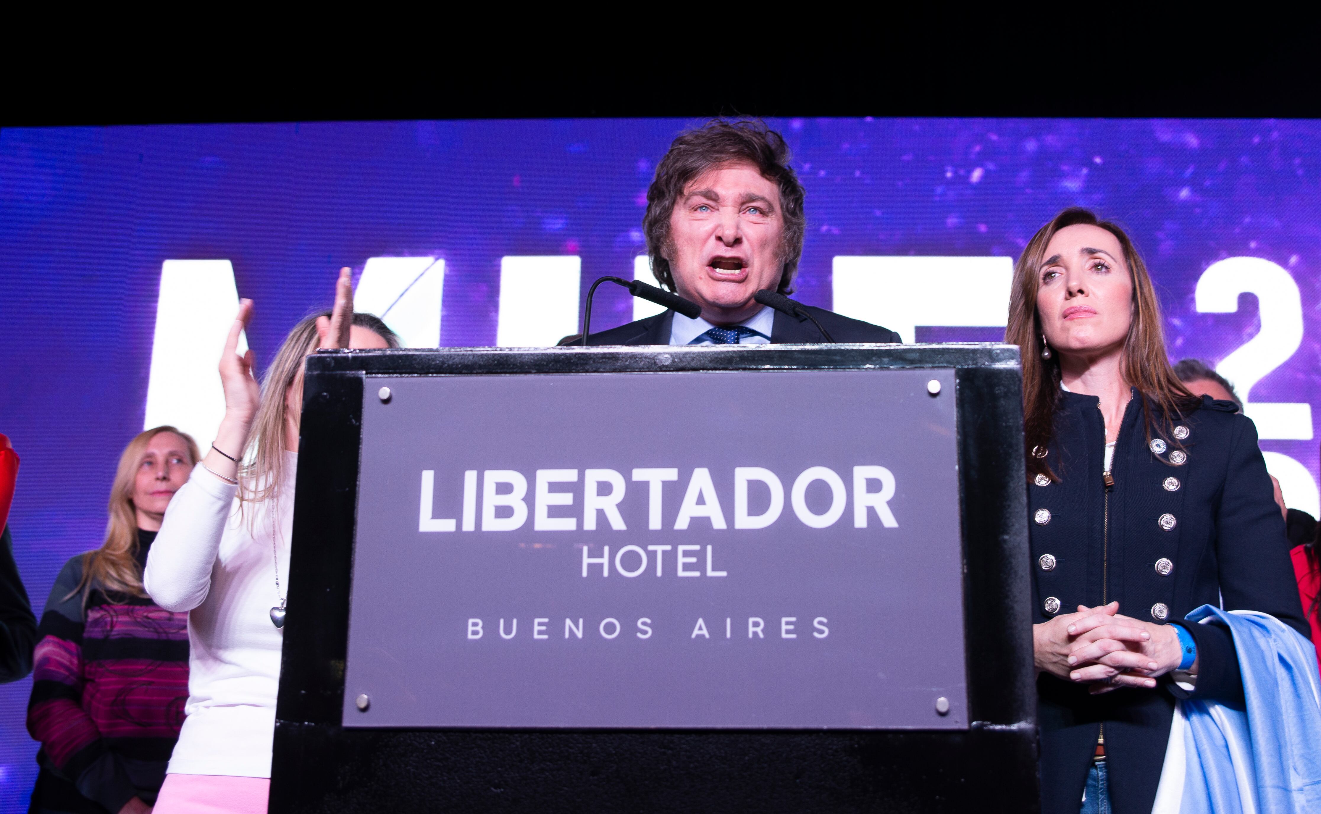 AME639. BUENOS AIRES (ARGENTINA), 13/08/2023.- El economista ultraliberal Javier Milei habla durante un mitin tras conocer los resultados de las primarias, hoy, en Buenos Aires (Argentina). Milei, aspirante presidencial de La Libertad Avanza y el más votado de todo el arco político argentino con vistas a las generales del 22 de octubre, aseguró este domingo que su "alternativa" no sólo "dará fin" al kirchnerismo, sino que acabará con la famosa "casta política". Milei, que acapara el 30,28 % de los votos (6,8 millones de sufragios), llamó desde su espacio electoral a la población a sumarse a esta "verdadera expresión de cambio" y una "nueva revolución liberal", que acabará con la facción peronista que representan el expresidente ya fallecido Néstor Kirchner (2003-2007) y la vicepresidenta y también exmandataria Cristina Fernández (2007-2015). EFE/ Gala Abramovich