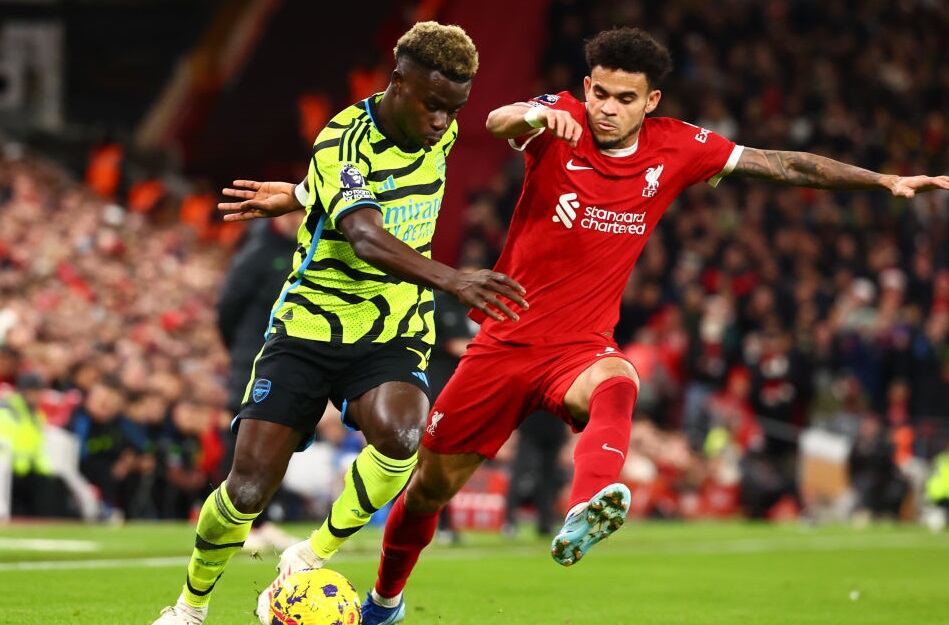 Luis Díaz en un duelo con Bukayo Saka, del Arsenal, en diciembre de 2023 por Premier League / Getty Images