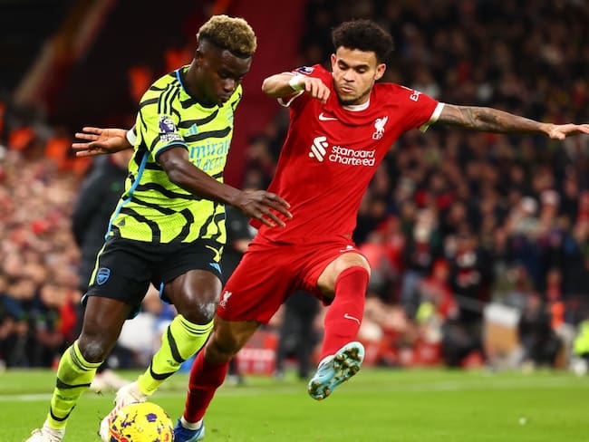 Luis Díaz en un duelo con Bukayo Saka, del Arsenal, en diciembre de 2023 por Premier League / Getty Images