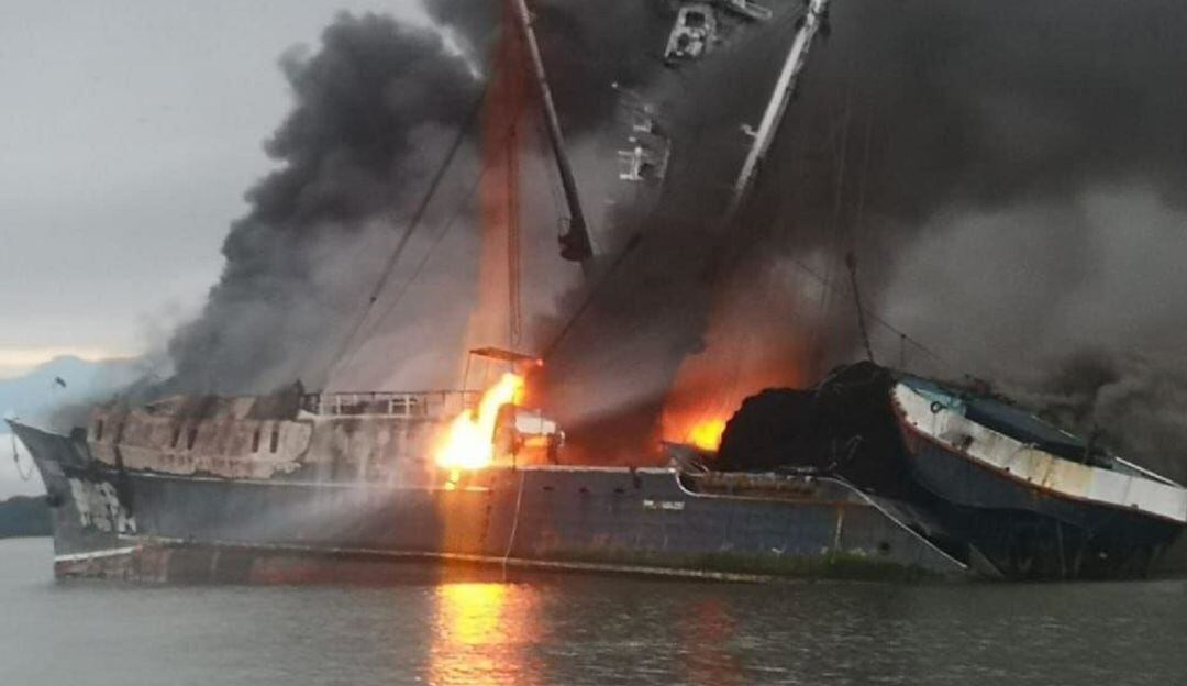 La motonave que se incendió este martes, había sido incautada por cazar de manera ilegal delfines.