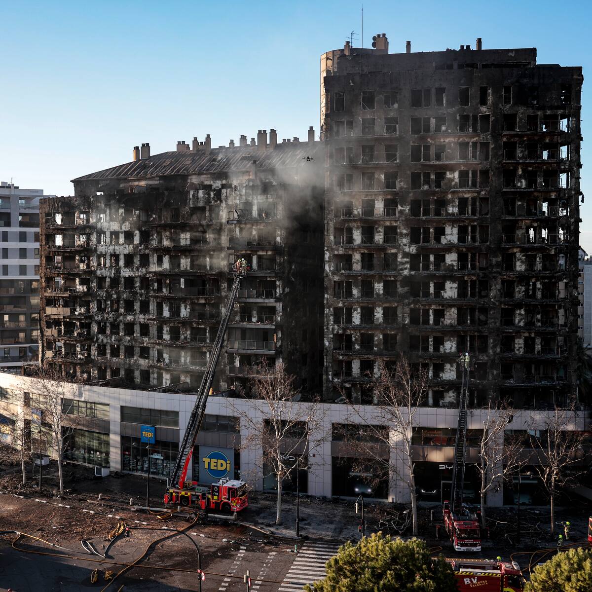 España: incendio en bloque de edificios deja 14 desaparecidos y 4 muertos