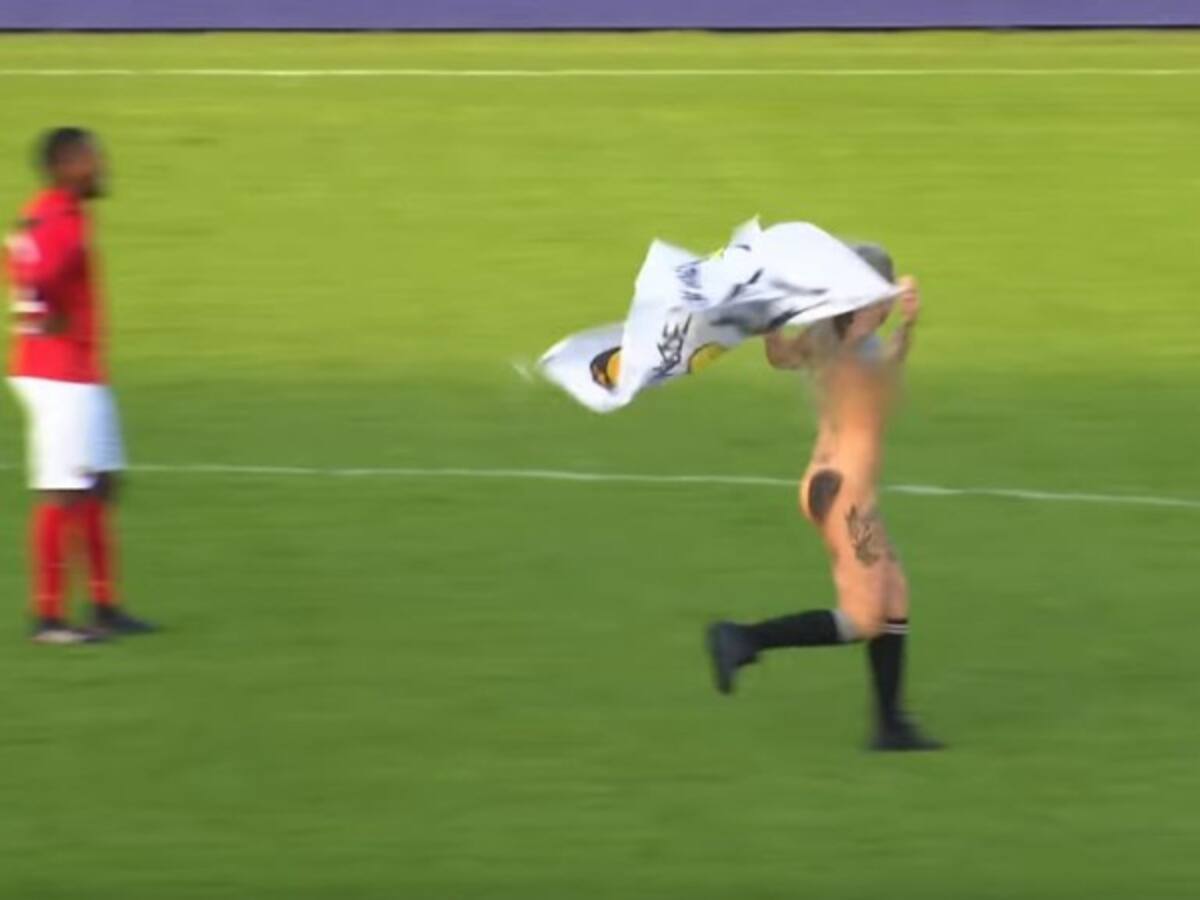 Mujer desnuda quiso distraer al rival y terminó en ridículo