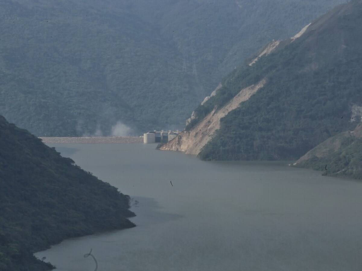 Con lanchas y drones buscan a dos hombres que cayeron a zona de influencia de Hidroituango