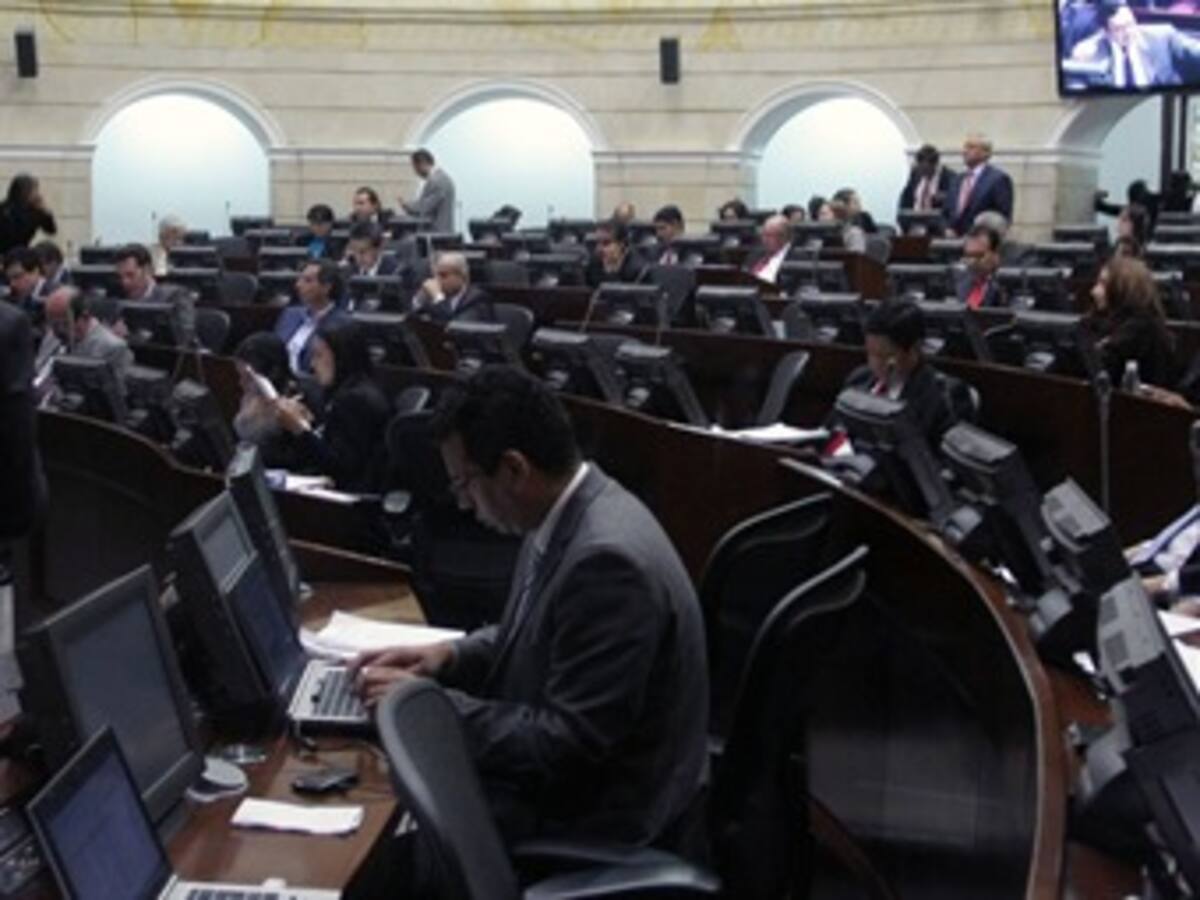 Gobierno ha sido leal a compromisos pactados con Farc: Congresistas