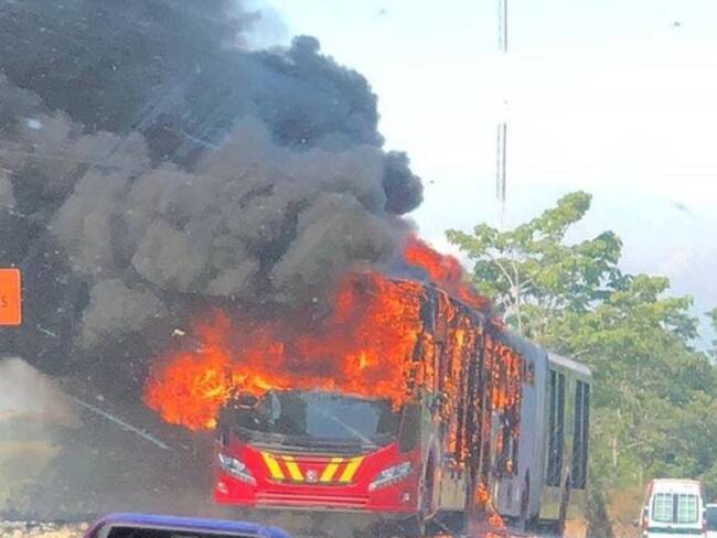 Se incendia bus de Transmilenio en la vía Bogotá - Pereira