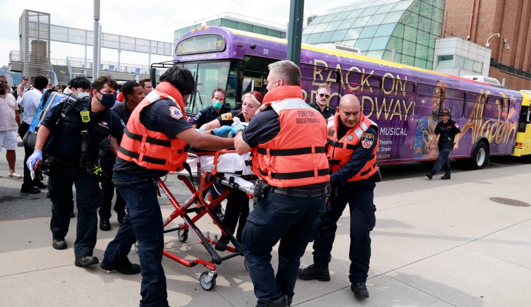 Rescate tras el accidente del bote en el río Hudson. Foto: Getty