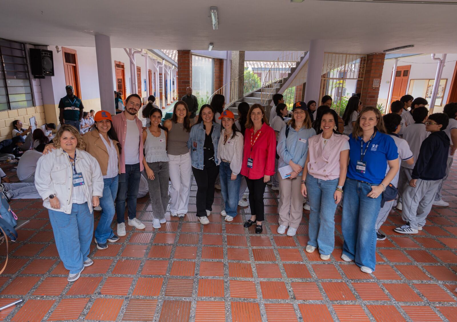 Visita internacional al programa Tejiendo Hogares. Cortesía: Alcaldía de Medellín.