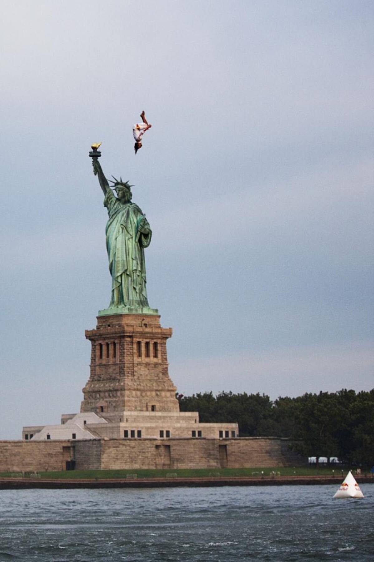 El clavadista colombiano saltó 23 metros desde un helicóptero como un adelanto de la quinta parada del Red Bull Cliff Diving World Series que se llevará a acabo en Boston (Estados Unidos).