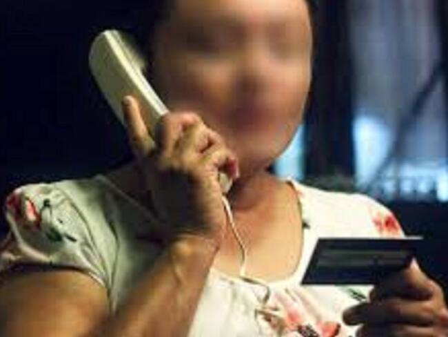 La mujer hacia exigencias a una empresa contratista de obras viales para permitirle ejecutar obras en Neiva.