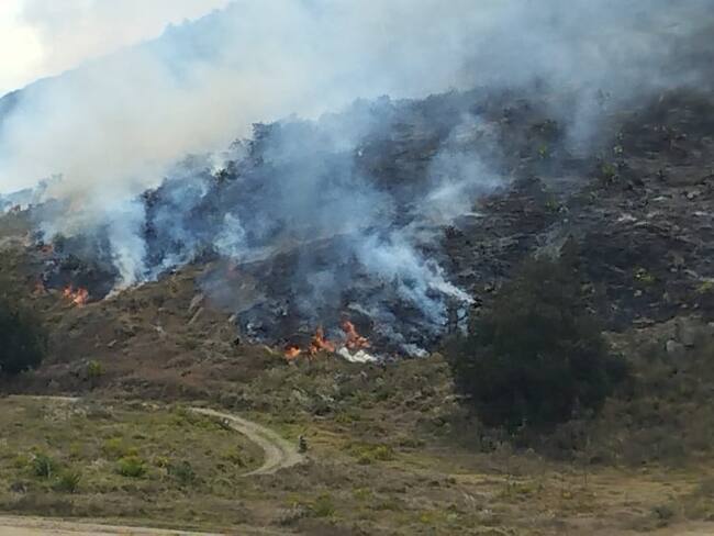 En alerta: Incendio en Cerro Gordo está a 500 metros del relleno sanitario de Mondoñedo