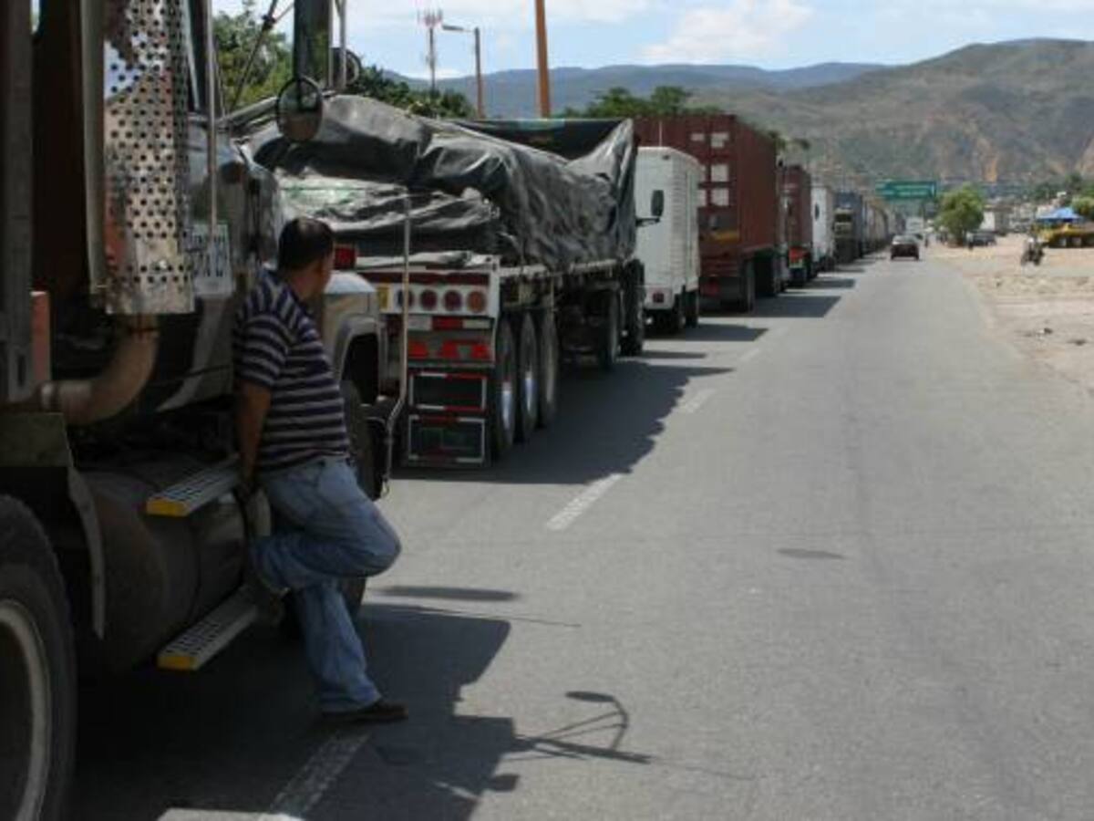 Venezuela y Colombia buscan reanudar transporte de carga en la frontera