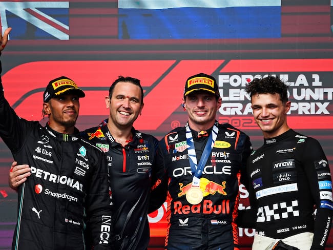 Max Verstappen, Lewis Hamilton y Lando Norris en el podio del Gran Premio de Estados Unidos (Photo by Rudy Carezzevoli/Getty Images)