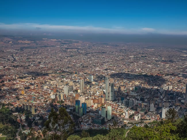 Vista panorámica desde el cerro de Monserrate en la ciudad de Bogotá (Foto vía GettyImages)