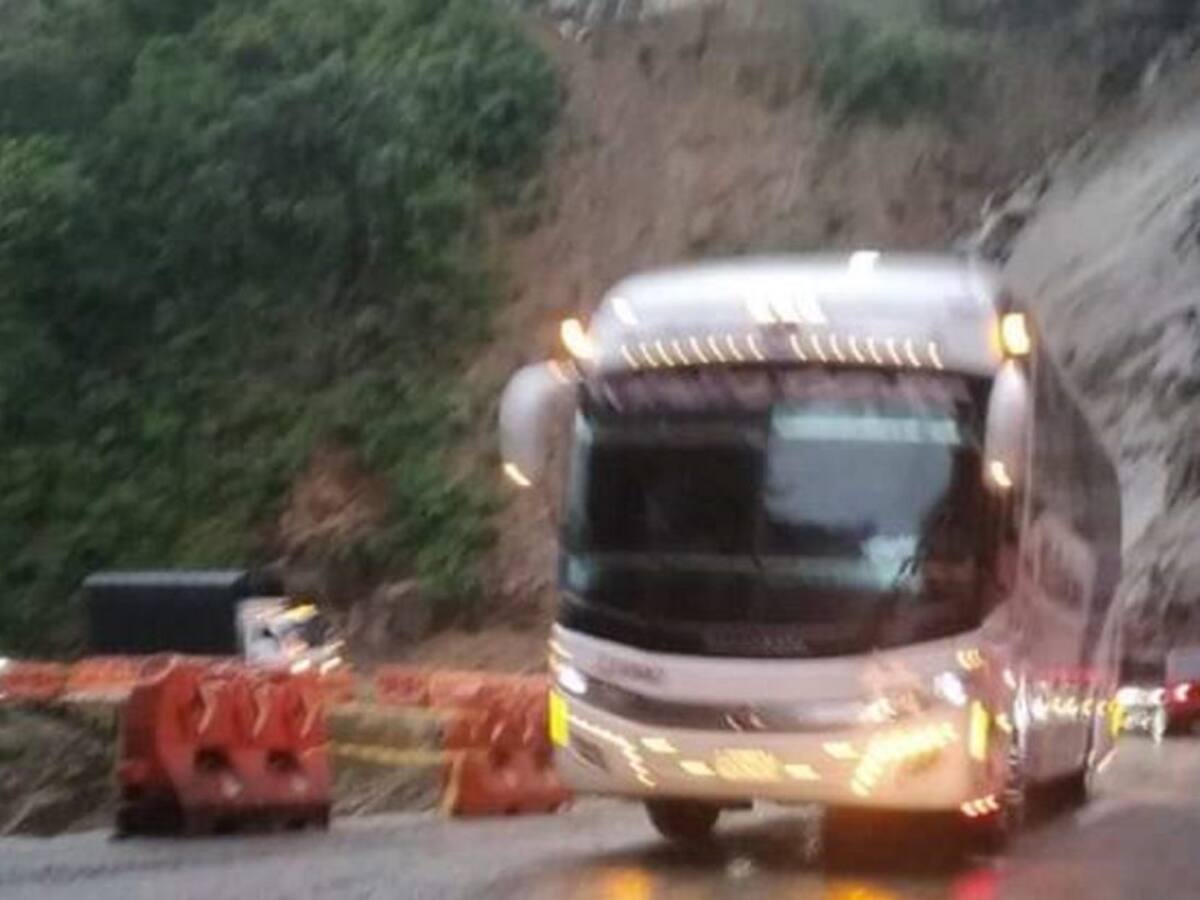 Paso a un carril en la vía La Línea, tras derrumbe en el sector La Paloma