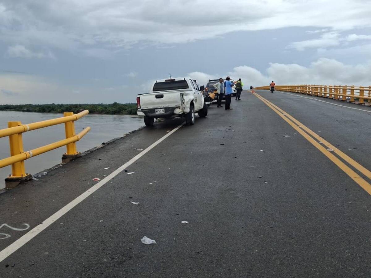 En Magangué camioneta por poco cae a las aguas del río Magdalena: hay dos heridos