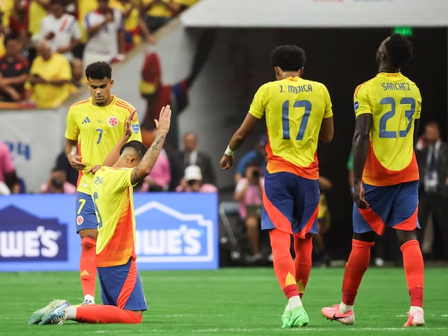 Houston (United States), 24/06/2024.- Colombia players (L-R) Luis Diaz, Kevin Castano, Johan Mojica and Davinson Sanchez celebrate after Colombia won the CONMEBOL Copa America 2024 group D match between Colombia and Paraguay, in Houston, Texas, USA, 24 June 2024. EFE/EPA/LESLIE PLAZA JOHNSON