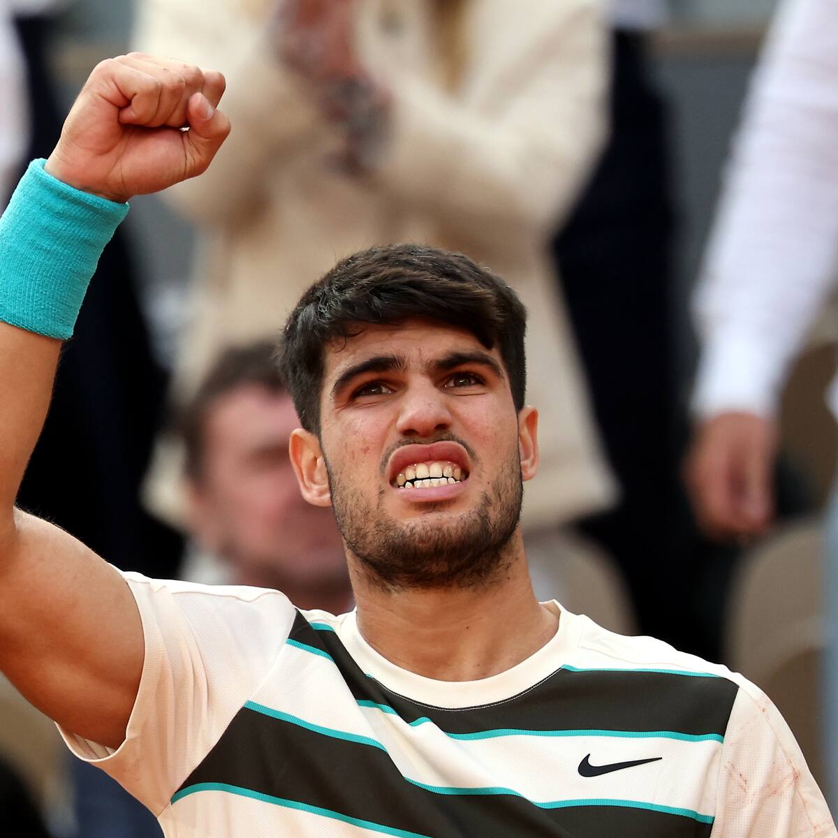 Carlos Alcaraz logra espectacular remontada ante Jannik Sinner y defiende su título de Roland Garros