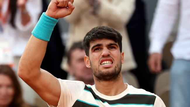 PARIS (France), 08/06/2025.- Carlos Alcaraz of Spain reacts during his Men's final match against Jannik Sinner of Italy at the French Open Grand Slam tennis tournament at Roland Garros in Paris, France, 08 June 2025. (Tenis, Abierto, Francia, Italia, España) EFE/EPA/MOHAMMED BADRA